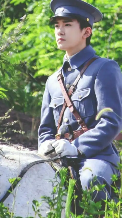 易烊千玺军装,一身正气英气十足