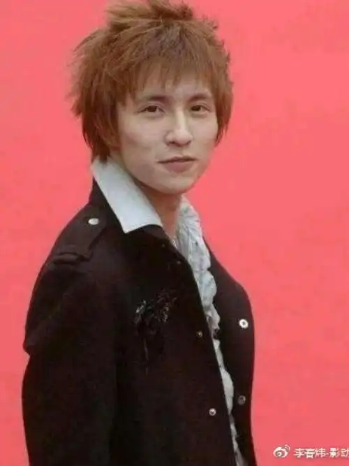 但是这回我们不说他的为人,就只谈谈他的脸吧~ 从薛之谦早期的照片