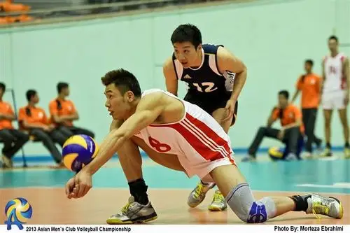 图文:男排亚俱杯辽宁0-3伊朗 宋玉晨俯身一传