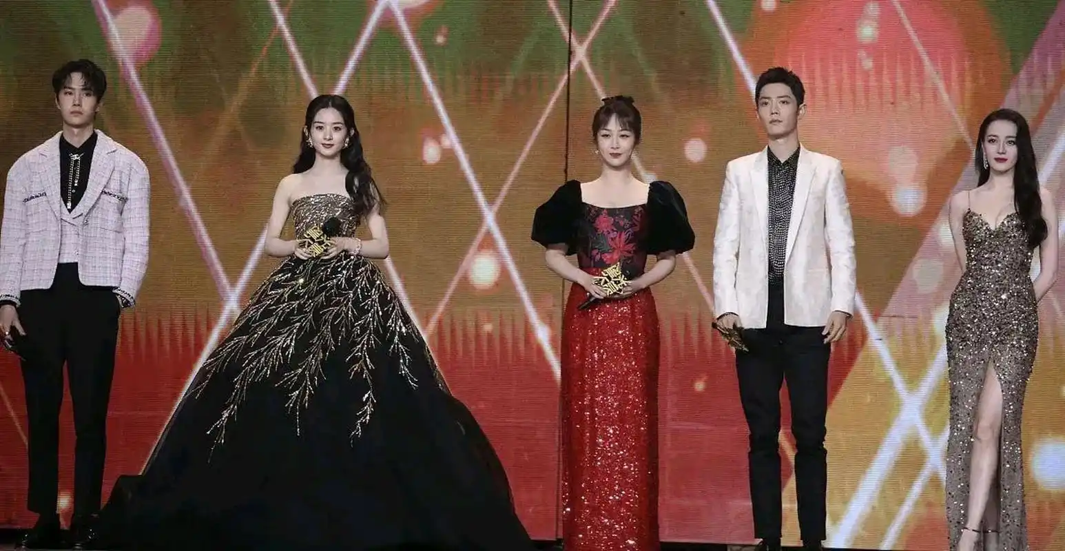 杨紫和迪丽热巴的三次同框,之前一直以为热巴更高一些,没想到她俩竟然