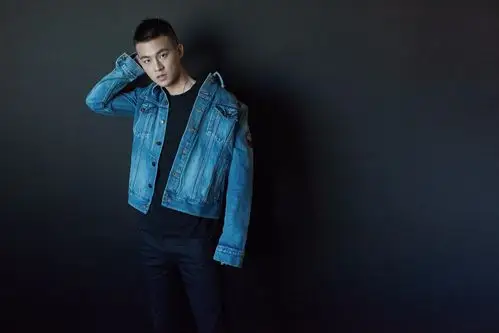 欧豪亮相某品牌活动活力look酷帅有型