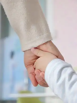 母亲孩子牵手亲情 i>温 /i> i>暖 /i>留白海报人物背景