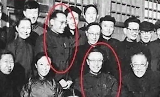 围绕中正襟危坐于中间,而他身后站着的瘦高男子,正是那英的父亲那红生