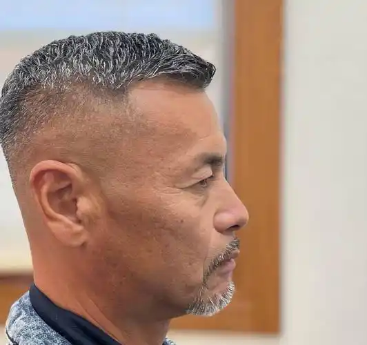 铲起的短发都很好看,胖瘦都适合,但是白发大叔剪完就大不一样了_发型