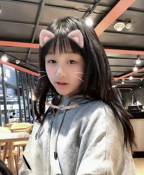 吴启华12岁女儿近照曝光亭亭玉立清纯甜美继承了父母的高颜值