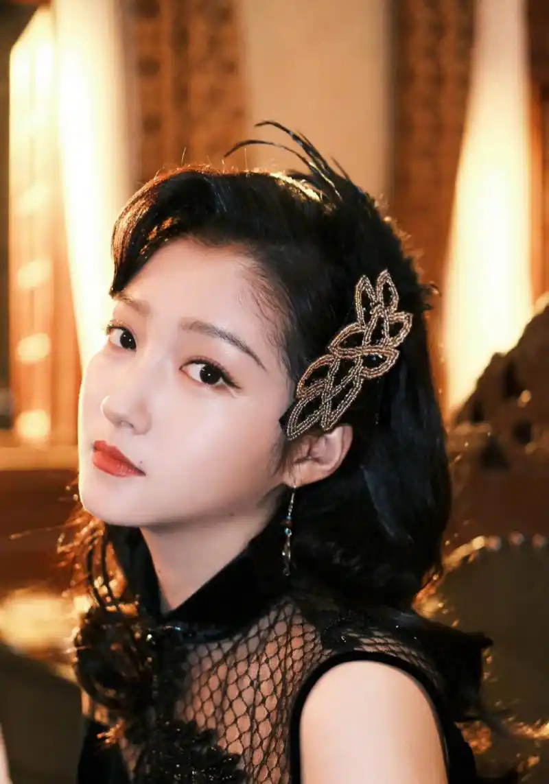 娴静优雅,清纯唯美的#关晓彤# 眉清目秀,美如冠玉,窈窕身材,前凸后翘