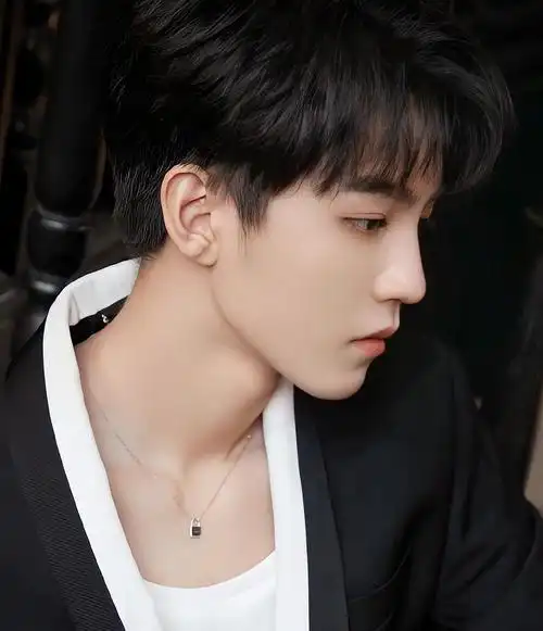 王俊凯这个侧颜是不是很完美!