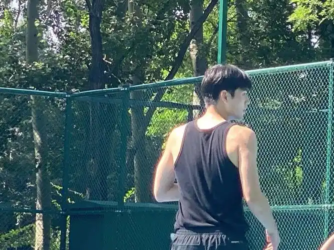 陈飞宇打篮球被偶遇与球友相谈甚欢肌肉线条优越少年气十足