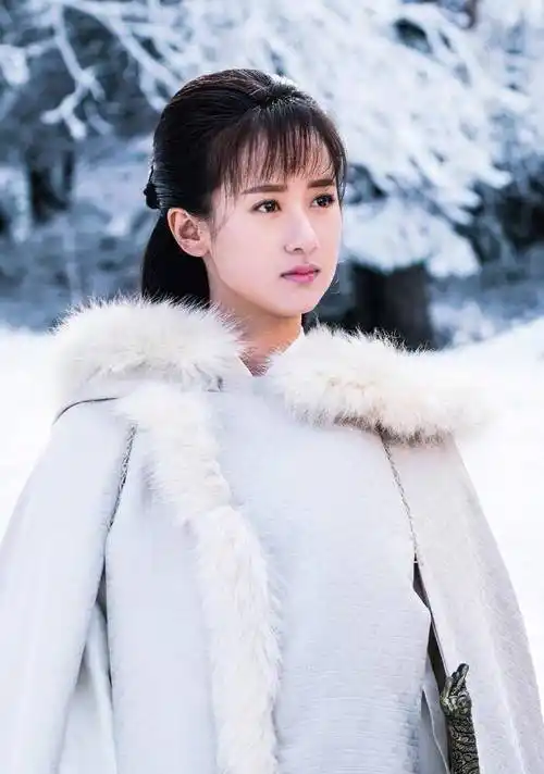 原创袁冰妍最新古装造型曝光手持圆扇饰貂蝉柔媚动人她一直很好