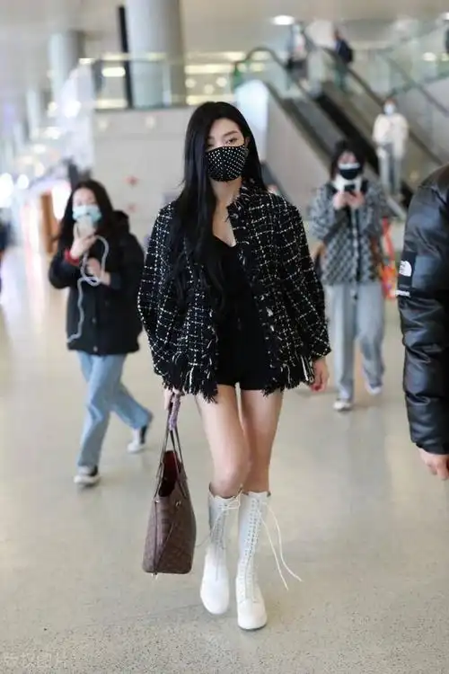 李紫婷穿格子小香衣现身机场,穿短裤皮靴子双腿超美吧