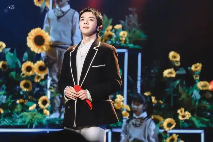 华晨宇向阳而生唱出希望感##华晨宇湖南卫视华人春晚