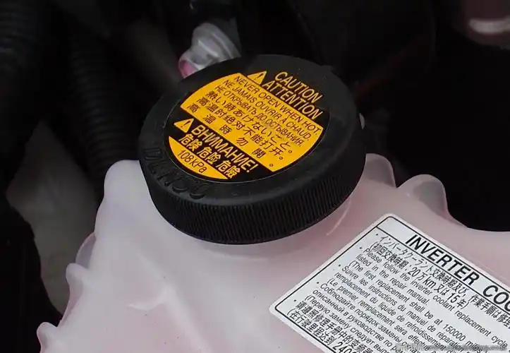 这两个冷却液罐,一个是发动机冷却系统的,另一个是变频器冷却系统的.