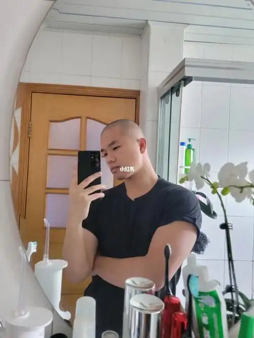 第一次剃光头了,发现自己头型还蛮圆的,#剃光头  #圆寸