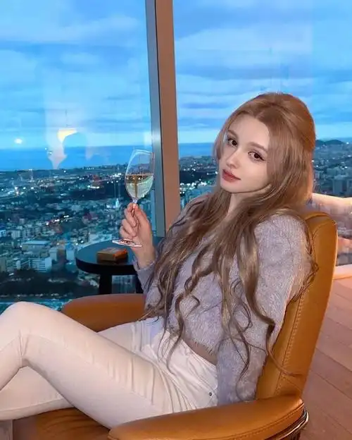 今天介绍的是美女来自乌兹别克斯坦,目前定居韩国,ins上id为elina_4