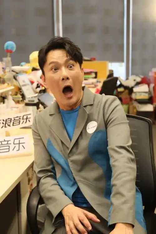 组图张信哲挑战明星特别任务教音痴小编唱歌画风可爱