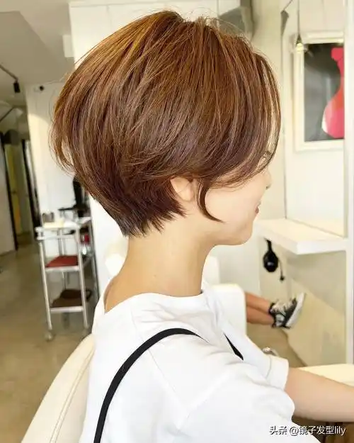 女士发型别乱剪,想美就选露耳短发,好看时尚不夸张