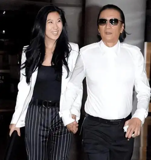 2018年与大49岁谢贤恋爱12年拿2000万分手费的coco现在怎样了