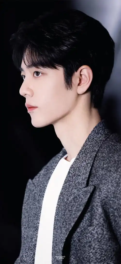 肖战##肖战工作室九宫格营业#    壁纸|短发凌厉