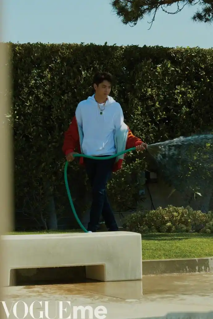 吴亦凡加州阳光下,碧蓝泳池边,音乐凡在最好的时光,释放无尽的青春