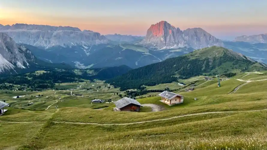 净化心灵的圣地感受清晨的阳光多洛米蒂