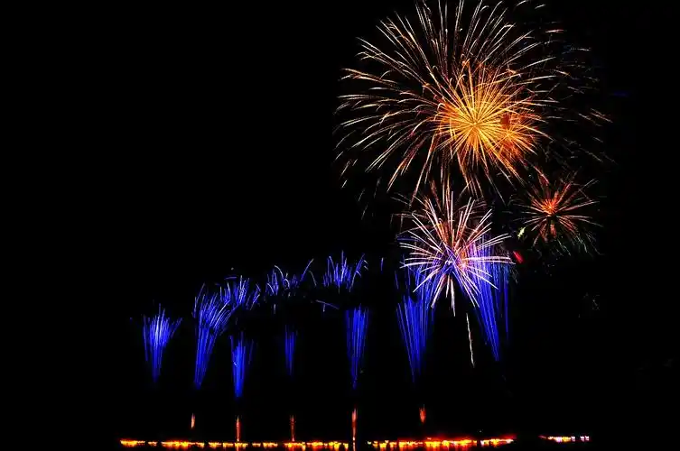 烟花烟花满天飞,你为谁妩媚