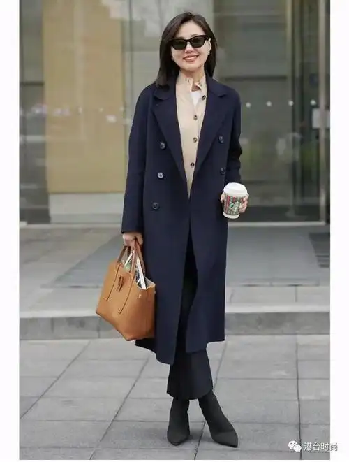 想显白就选藏蓝色大衣高贵优雅太有气质