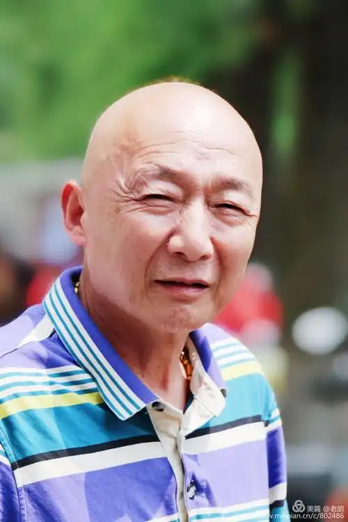 小林光头特写照