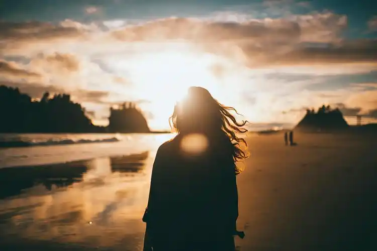 黄昏下唯美女生背影,壁纸图片,女孩-桌面城市