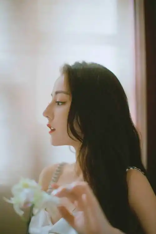 迪丽热巴白色时尚小礼服,皮肤白到发光,家庭群中最亮的一颗星_活动