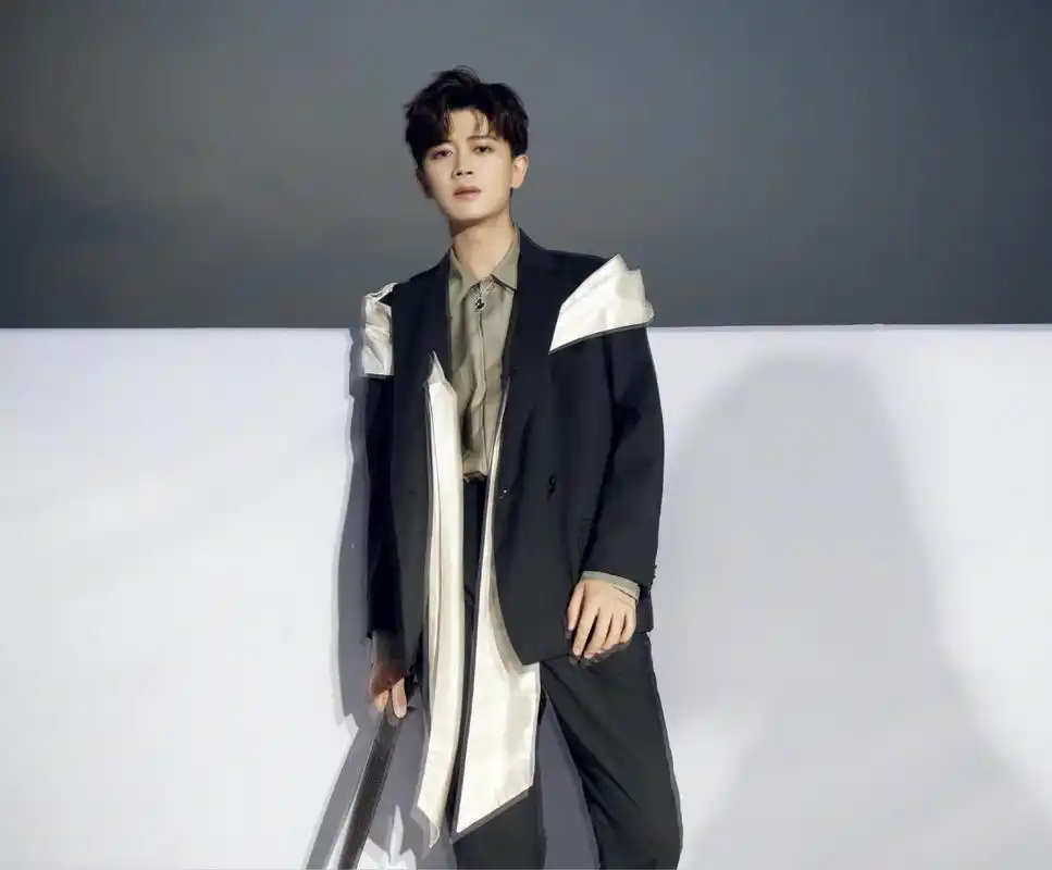 任嘉伦男装时尚出圈西装带飘带还镶腰带不愧是古装男神