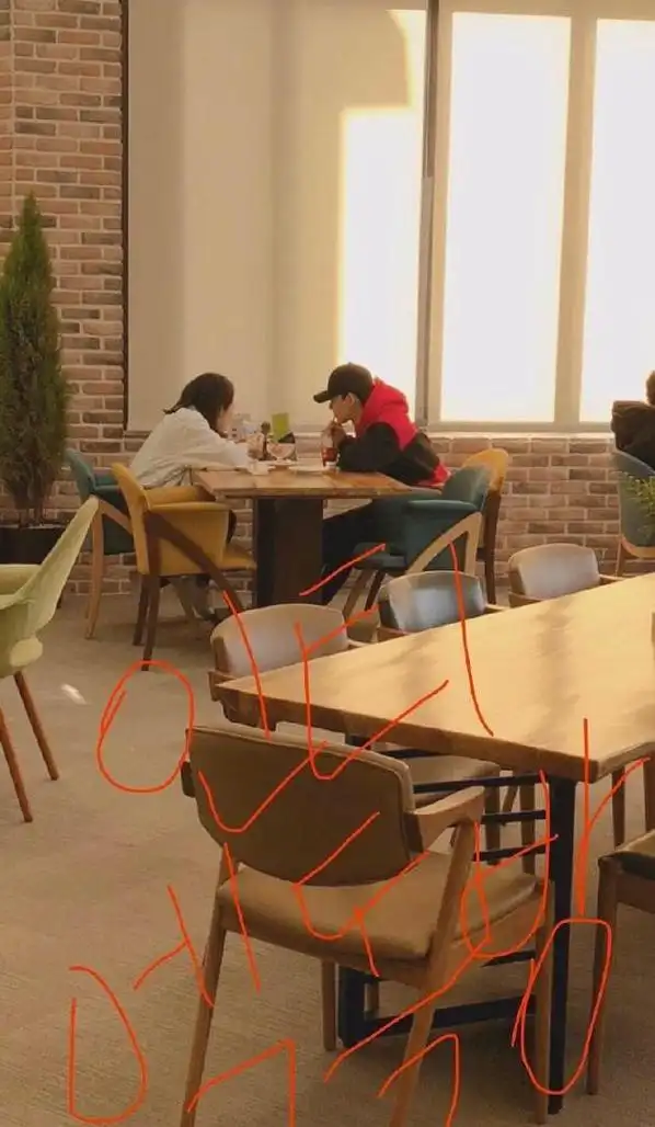 网曝金钟大与素人女友约会照 面对面吃饭超甜