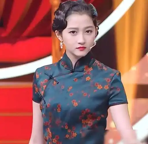 最新一期的王牌对王牌,关晓彤又美出了新高度,她解锁了自己的旗袍造型