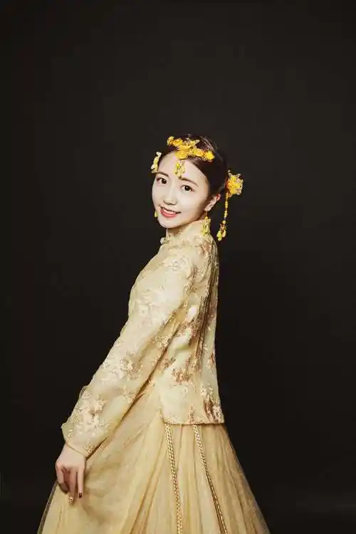 丑8怪吖的肖像写真作品《中式秀禾服》