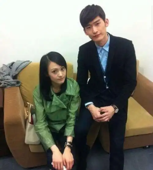 张翰新女友正面照曝光,怪不得选择她,长得太像一个人