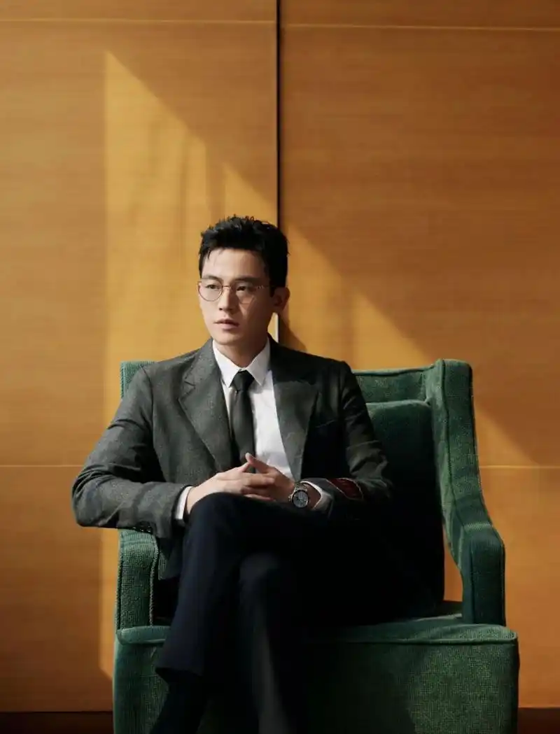 欧豪这组图真的好帅! 这个造型我真的爱了!侧颜好绝!