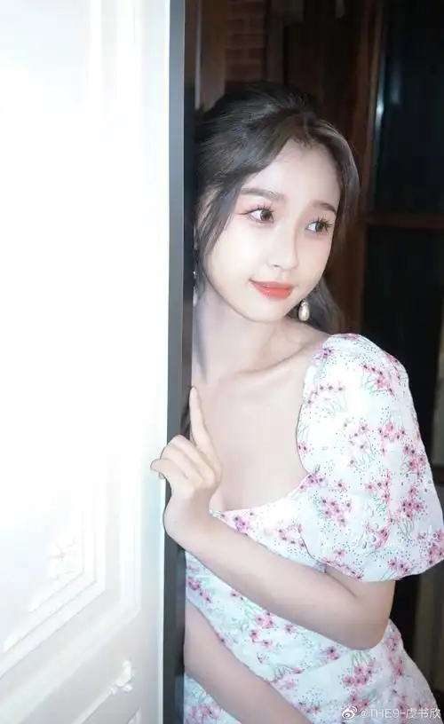 11月3日,虞书欣在个人社交平台晒出自己的庭院风美照,"今天是漫画眼".