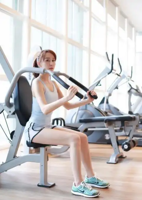 胡静晒活力健身照 肤白腿美秀好身材-凤凰新闻