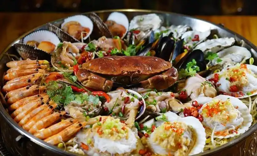 退休伯父在酒店过寿,梦之蓝海鲜无限量供应,礼金不收超过300_双沟