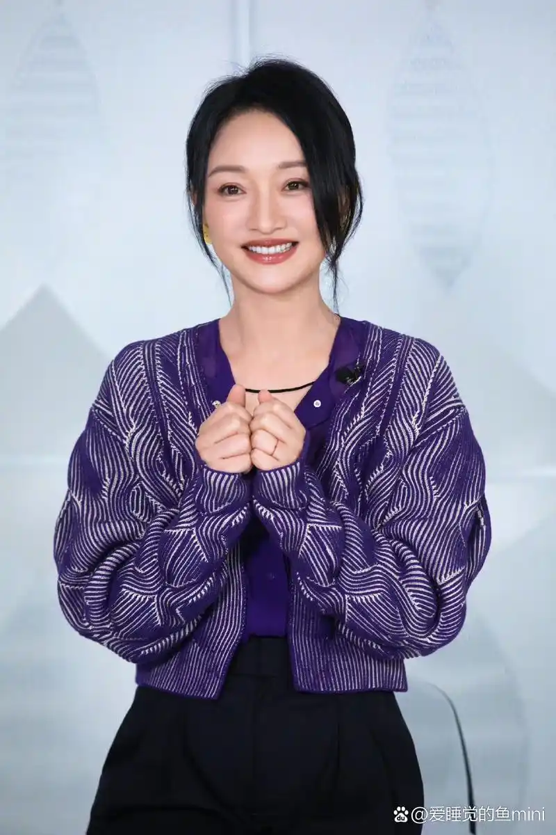 周迅,中国第一个三金影后,在影坛还拿过所有奖项,还被评价为"亚洲最