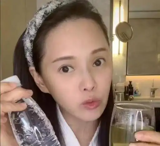 56岁伊能静分享冻龄秘诀,日常坚持这6个习惯,上了年纪也能优雅