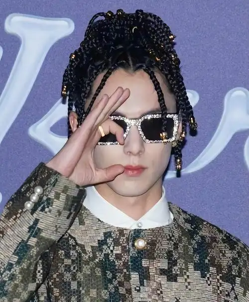 墨镜,还有一身花里胡哨的服装,简直比真的rapper看起来还像个rapper