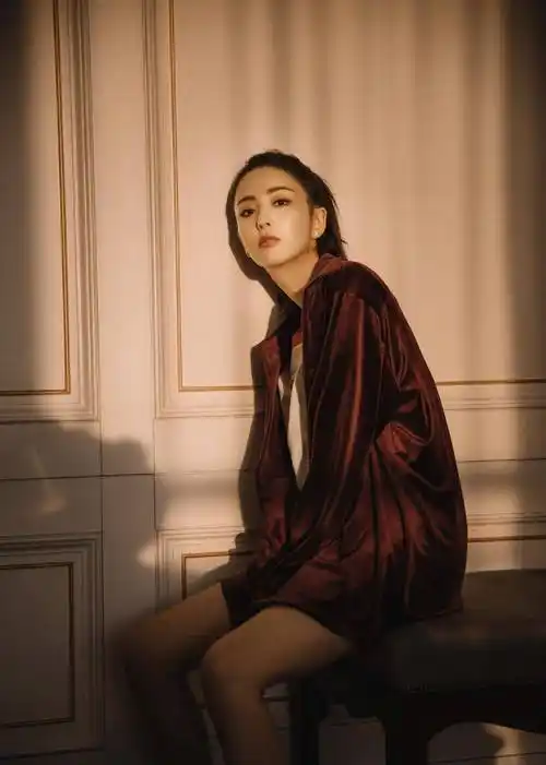 佟丽娅气质太"绝"了,一袭黑色和紫色拼接抹身材裙时尚优雅,真靓