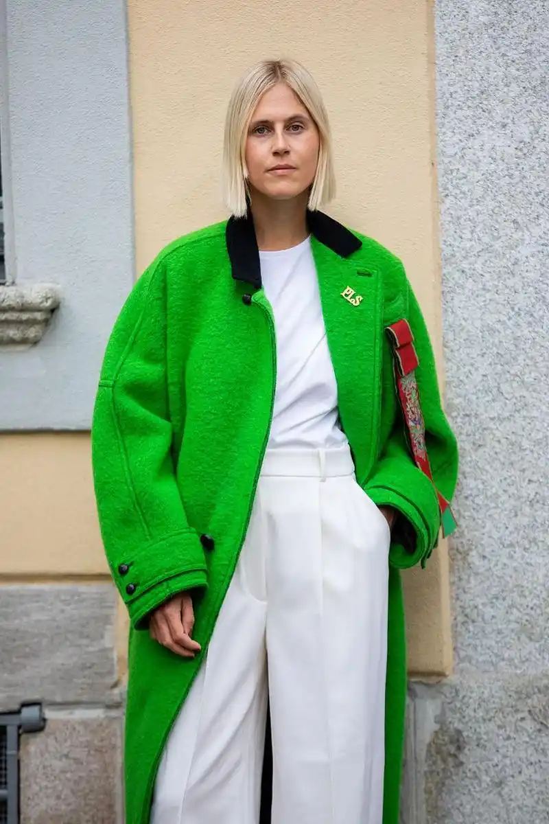 绿色上衣搭配多样裤子展现不同风格.