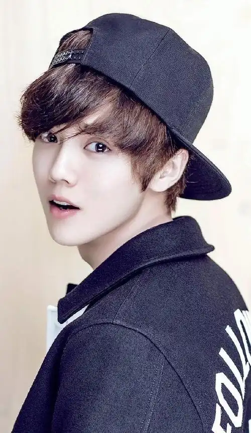 34岁鹿晗带货引热议,脸肿成"老嫂子",网友:撞脸65岁刘雪华