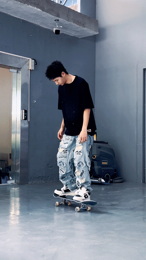 特别喜欢裤子90透过去看到了博博又白又细的腿,王一博你是懂摩托