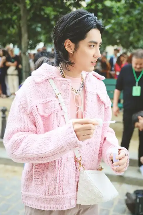 吴亦凡 粉色针织毛衣亮相巴黎时装周 酷帅可爱 带你重回"孩童时代"