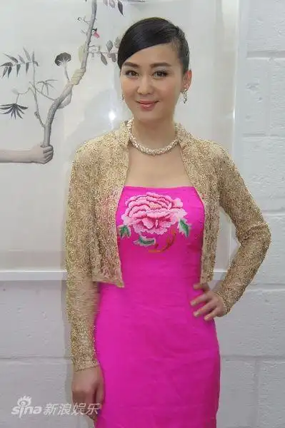 李琳亮粉色中式礼服亮相李琳与嘉宾携手踏上绿地毯李琳出席绿色盛典