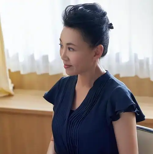 回顾演员马丽低调演戏33年嫁圈外丈夫生一子57岁风韵犹存