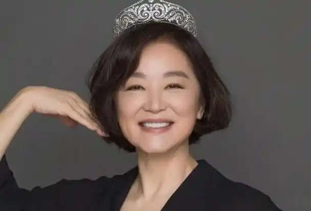 杨振宁101岁高龄,精神矍铄演讲2分钟,和林青霞一同领奖