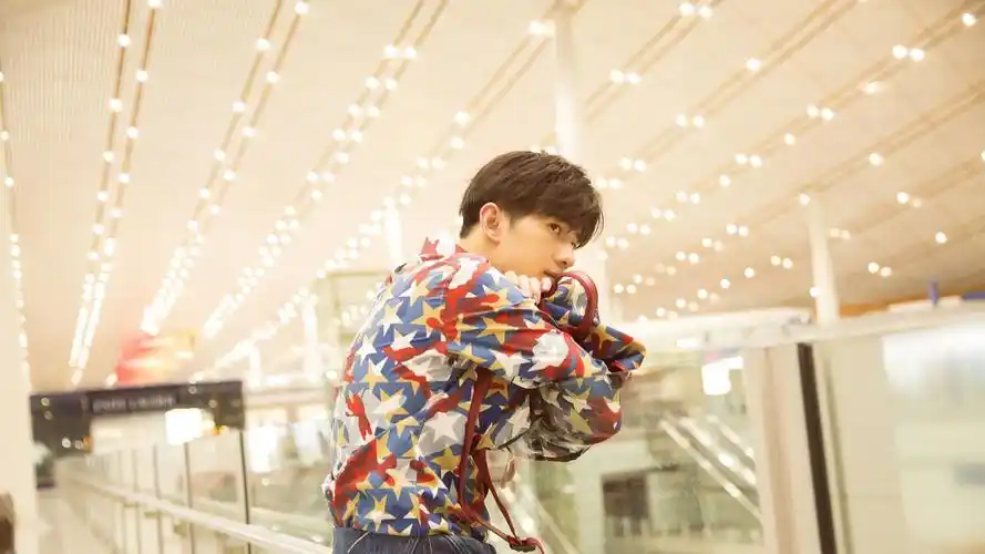 杨洋巴黎花衬衫街拍,清爽帅气阳光,少年感十足